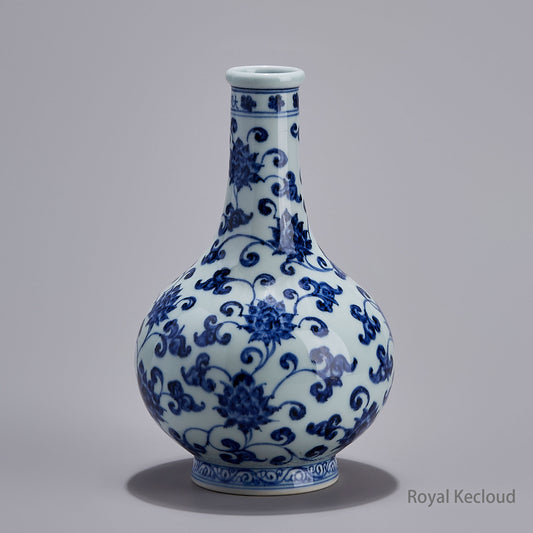 Jingdezhen Handmade Blue-and-white Porcelain Vase with Interlocking Lutos Designs