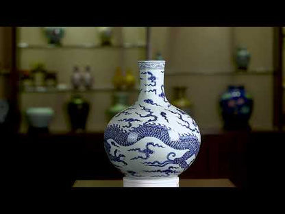 Jarrón globular azul y blanco de porcelana real antigua china con diseño de dragón entre nubes