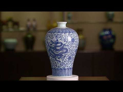 Antiguo jarrón chino de porcelana real azul y blanca con diseño de dragón entre flores entrelazadas